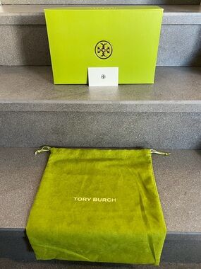 Tory Burch Signature Green Shoebox & Matching Dust Bag Set